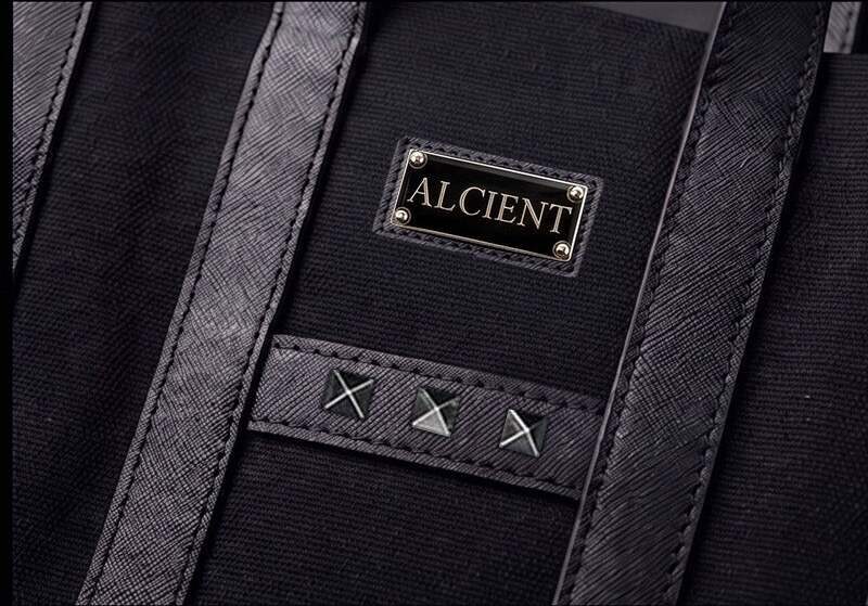 サフィアーノレザー、キャンバスとALCIENTのロゴプレートの接写