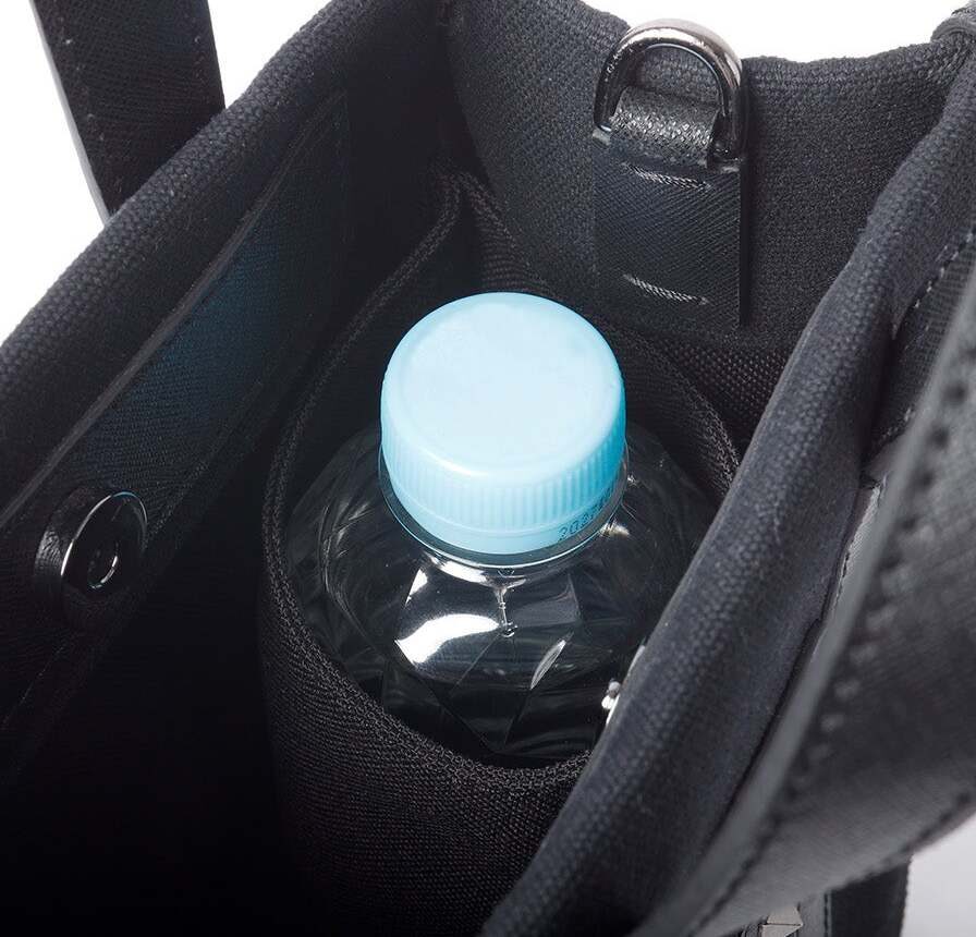 内部のペットボトルホルダー
